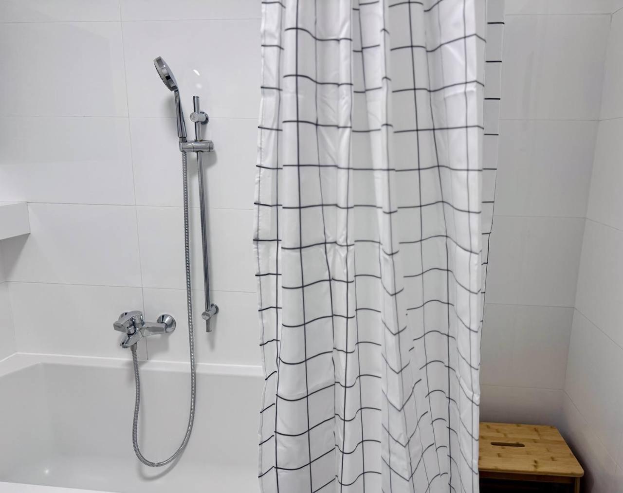 C- Home4U - Apartment With A City View Close To Aquapark, Parking In Secured Area 크라쿠프 외부 사진