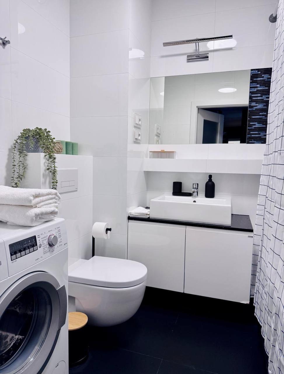 C- Home4U - Apartment With A City View Close To Aquapark, Parking In Secured Area 크라쿠프 외부 사진